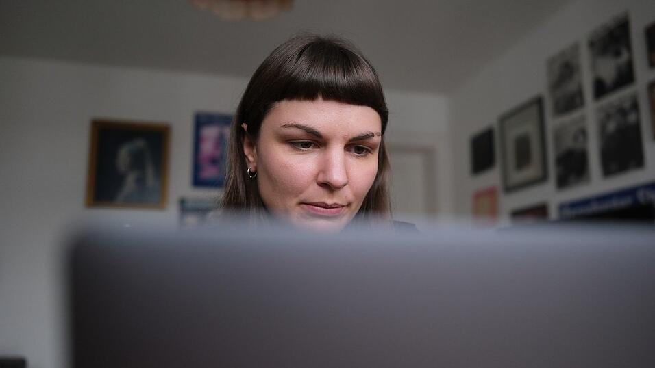 Susanne Siegert, Content Creator, sitzt am Laptop. Die 33-J&auml;hrige aus Leipzig informiert auf Tiktok und Instagram &uuml;ber den Holocaust. (Archivbild)
