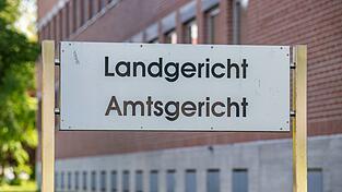 Vor dem Landgericht Landshut beginnt ein Prozess gegen einen Mann, der seine Frau im Beisein der gemeinsamen Kinder angegriffen und dann erstochen haben soll. (Symbolbild) Vor dem Landgericht Landshut beginnt ein Prozess gegen einen Mann, der seine Frau im Beisein der gemeinsamen Kinder angegriffen und dann erstochen haben soll. (Symbolbild)