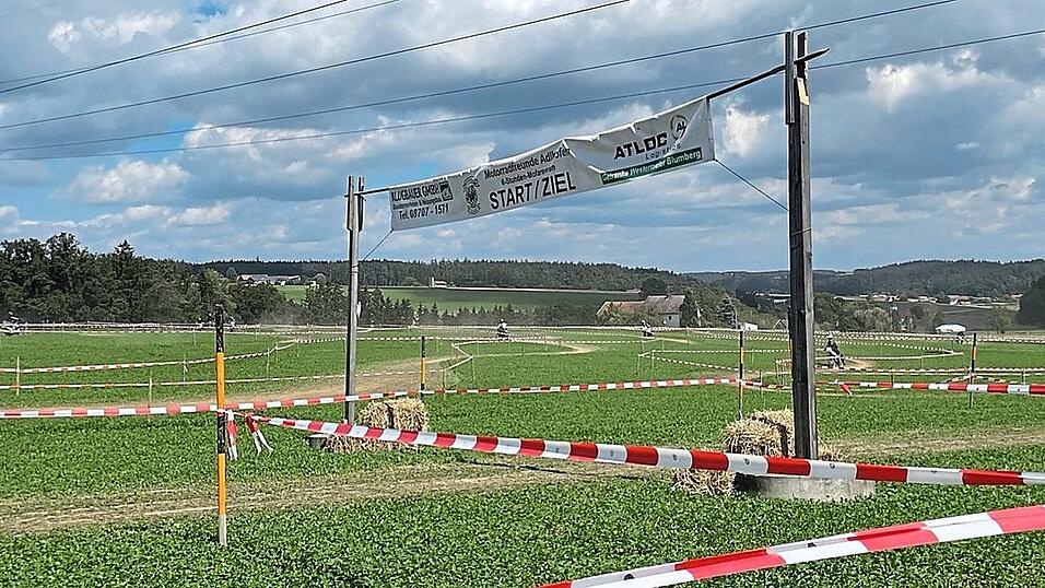 Auf dem über zwei Hektar großen Acker haben Mitglieder des Vereins eine Rennstrecke mit verzwickten Stellen abgesteckt - samt Sprungrampe, Engstellen und Abschüssen. Je nach Zählart kommt man auf um die 16 scharfe Windungen. Auf dem über zwei Hektar großen Acker haben Mitglieder des Vereins eine Rennstrecke mit verzwickten Stellen abgesteckt - samt Sprungrampe, Engstellen und Abschüssen. Je nach Zählart kommt man auf um die 16 scharfe Windungen.