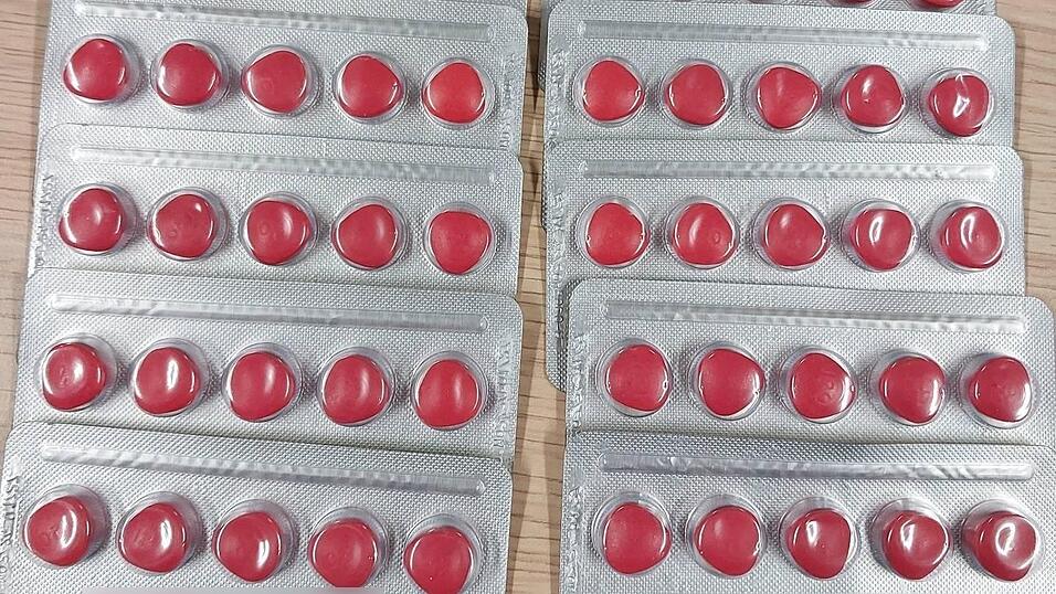 Der 26-Jährige schmuggelte diese 50 Tabletten eines Potenzmittels in der Unterhose.