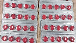 Der 26-Jährige schmuggelte diese 50 Tabletten eines Potenzmittels in der Unterhose.