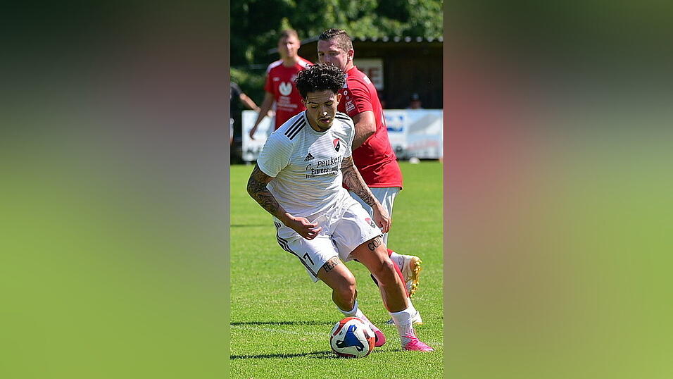 Michael Dietl sorgte mit dem 1:0 für den zweiten Saisonsieg seines TSV Seebach beim Spitzenreiter ASV Burglengenfeld. Michael Dietl sorgte mit dem 1:0 für den zweiten Saisonsieg seines TSV Seebach beim Spitzenreiter ASV Burglengenfeld.