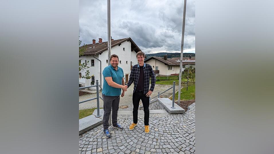 B&uuml;rgermeister Andreas Eckl (l.) ist hocherfreut &uuml;ber die 'sch&ouml;nste Neuigkeit 2024': Er begr&uuml;&szlig;t Dr. Michael Hauptmann als neuen Prackenbacher Hausarzt. 2026 wird er seine Praxis unterhalb des Rathauses er&ouml;ffnen.