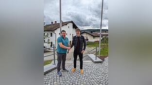 B&uuml;rgermeister Andreas Eckl (l.) ist hocherfreut &uuml;ber die 'sch&ouml;nste Neuigkeit 2024': Er begr&uuml;&szlig;t Dr. Michael Hauptmann als neuen Prackenbacher Hausarzt. 2026 wird er seine Praxis unterhalb des Rathauses er&ouml;ffnen.