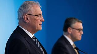 Joachim Herrmann (links) und Florian Herrmann nehmen nach der Kabinettssitzung an einer Pressekonferenz teil.