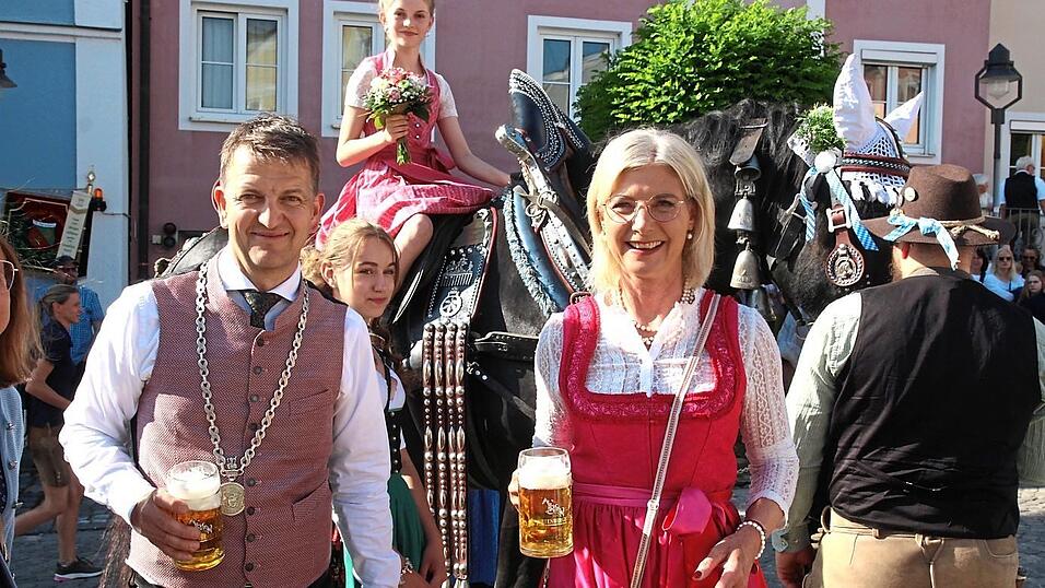 Bürgermeister Christian Pröbst begrüßte die stellvertretende bayerische Ministerpräsidentin Ulrike Scharf im Besein des Volksfestkindls hoch zu Ross.