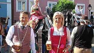 Bürgermeister Christian Pröbst begrüßte die stellvertretende bayerische Ministerpräsidentin Ulrike Scharf im Besein des Volksfestkindls hoch zu Ross.