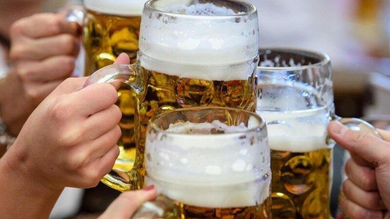 Mit einem Ma&szlig;krug warfen die Unbekannten nach dem Mann. (Symbolbild)