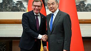 Beim Treffen von Außenminister Johann Wadephul (l., CDU) mit seinem chinesischen Kollegen Wang Yi geht es auch um Handelsbarrieren und den russischen Angriffskrieg auf die Ukraine. Beim Treffen von Außenminister Johann Wadephul (l., CDU) mit seinem chinesischen Kollegen Wang Yi geht es auch um Handelsbarrieren und den russischen Angriffskrieg auf die Ukraine.