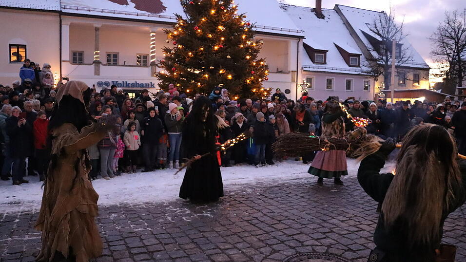 Mehrere hundert Zuschauer verfolgten das eindrucksvolle Spektakel.