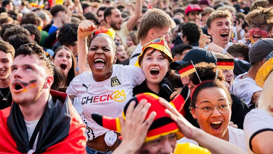 Das Check24-Shirt war 2024 auf vielen Fanmeilen zu sehen - wie hier in Berlin. (Archivbild)