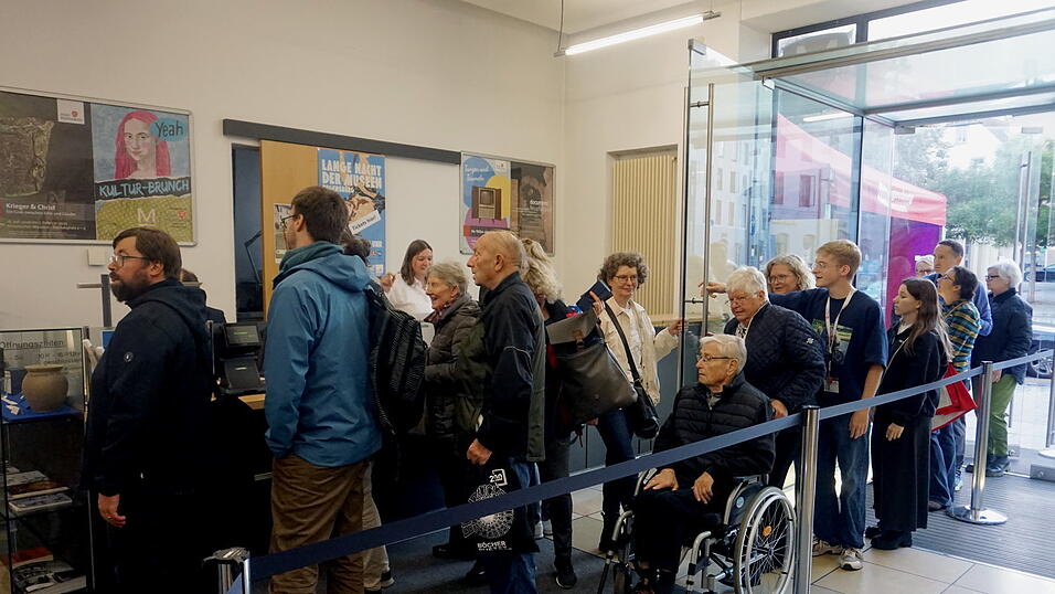 Gleich am Anfang stürmten Gäste in das Historische Museum. Gleich am Anfang stürmten Gäste in das Historische Museum.