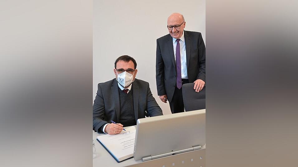 Der entscheidende Moment: Staatsminister Holetschek unterschreibt die Ernennungsurkunde. Der entscheidende Moment: Staatsminister Holetschek unterschreibt die Ernennungsurkunde.