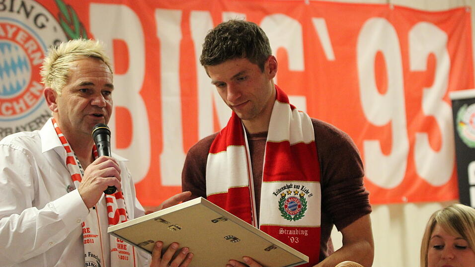 Thomas Müller besuchte am Sonntagnachmittag den 'FC Bayern-Fanclub Straubing '93'. (Foto: Fabian Roßmann) Thomas Müller besuchte am Sonntagnachmittag den 'FC Bayern-Fanclub Straubing '93'. (Foto: Fabian Roßmann)