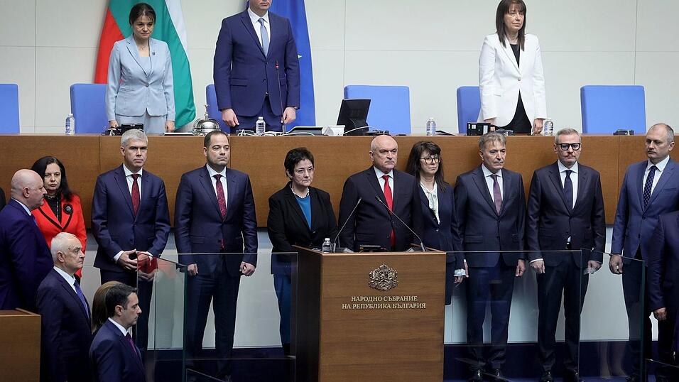 Unter dem Druck von Straßenprotesten ist die Regierung von Bulgariens Ministerpräsident Rossen Scheljaskow zurückgetreten. Unter dem Druck von Straßenprotesten ist die Regierung von Bulgariens Ministerpräsident Rossen Scheljaskow zurückgetreten.