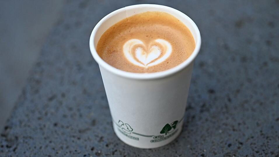 Ein Cappuccino kostet in Deutschland im Schnitt 3,57 Euro - und damit 10 Cent mehr als im vergangenen Jahr. Ein Cappuccino kostet in Deutschland im Schnitt 3,57 Euro - und damit 10 Cent mehr als im vergangenen Jahr.