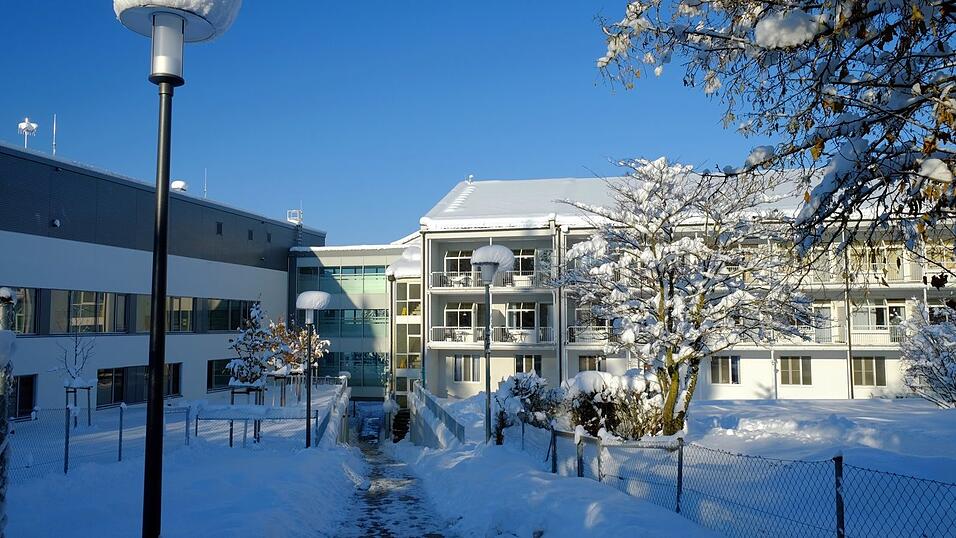 Für 32 Millionen Euro wurde der neue Funktionstrakt des Krankenhauses mit topaktuellen OP-Sälen und modernen Intensivbetten errichtet (links). Für 32 Millionen Euro wurde der neue Funktionstrakt des Krankenhauses mit topaktuellen OP-Sälen und modernen Intensivbetten errichtet (links).