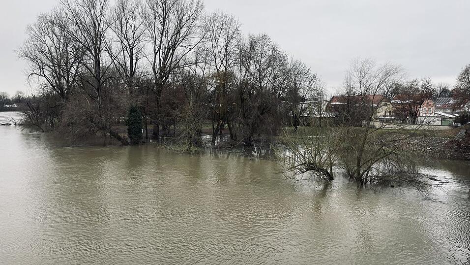 Die Donau ist bei Straubing am Dienstagvormittag über die Ufer getreten. 