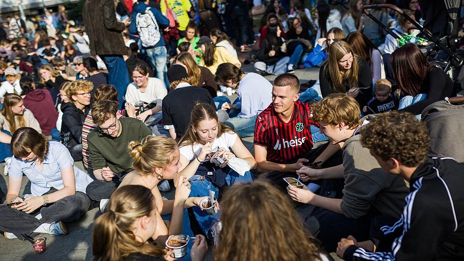 Netz-Trend: Pudding mit der Gabel essen. Das tun in Hannover über 1.000 junge Menschen.