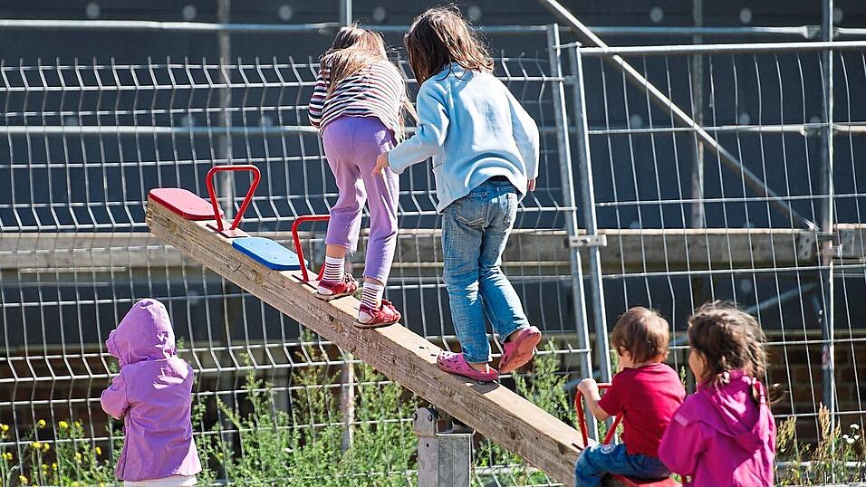 Nicht alle Buben und Mädchen in Deutschland erleben eine glückliche Kindheit und Jugend. Ihnen steht die Jugendhilfe zur Seite. Nicht alle Buben und Mädchen in Deutschland erleben eine glückliche Kindheit und Jugend. Ihnen steht die Jugendhilfe zur Seite.