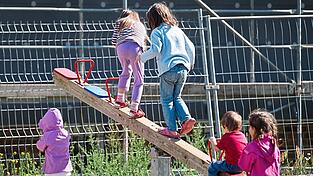 Nicht alle Buben und Mädchen in Deutschland erleben eine glückliche Kindheit und Jugend. Ihnen steht die Jugendhilfe zur Seite. Nicht alle Buben und Mädchen in Deutschland erleben eine glückliche Kindheit und Jugend. Ihnen steht die Jugendhilfe zur Seite.