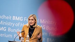 Gesundheitsministerin Nina Warken folgt dem CDU-Vorschlag und spricht sich f&uuml;r eine Reform zur Finanzierung der Krankenkassen aus. Den SPD-Vorsto&szlig; lehnt sie ab.