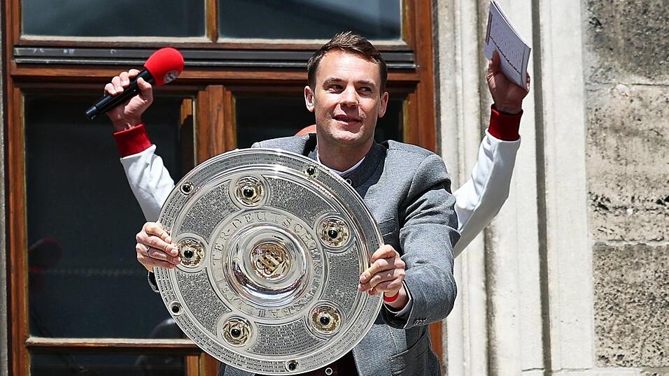 Ein gewohntes Bild: Manuel Neuer mit der Meisterschale auf dem M&uuml;nchner Rathausbalkon. (Archivbild)