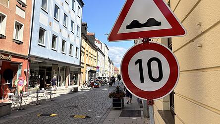 Warnschilder weisen auf die neuen Stra&szlig;enschwellen in der Fraunhoferstra&szlig;e hin.