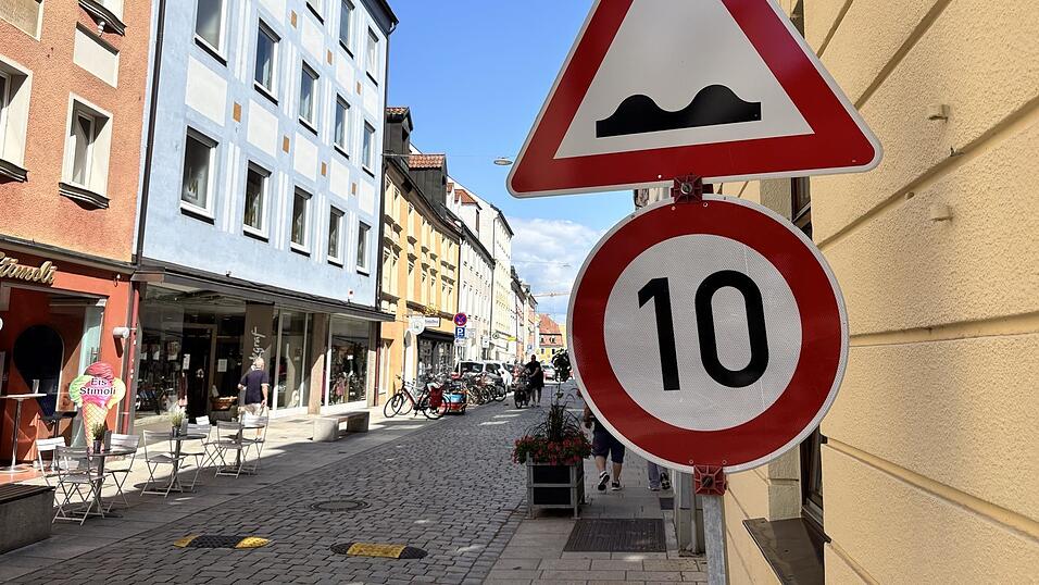 Warnschilder weisen auf die neuen Stra&szlig;enschwellen in der Fraunhoferstra&szlig;e hin.