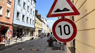 Warnschilder weisen auf die neuen Straßenschwellen in der Fraunhoferstraße hin. Warnschilder weisen auf die neuen Straßenschwellen in der Fraunhoferstraße hin.