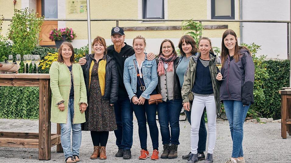Die Teilnehmerinnen der aktuellen Staffel 'Landfrauenküche' mit Lucki Maurer und Julia Hausladen vom Boierhof in Willmering (Zweite von rechts). Die Teilnehmerinnen der aktuellen Staffel 'Landfrauenküche' mit Lucki Maurer und Julia Hausladen vom Boierhof in Willmering (Zweite von rechts).