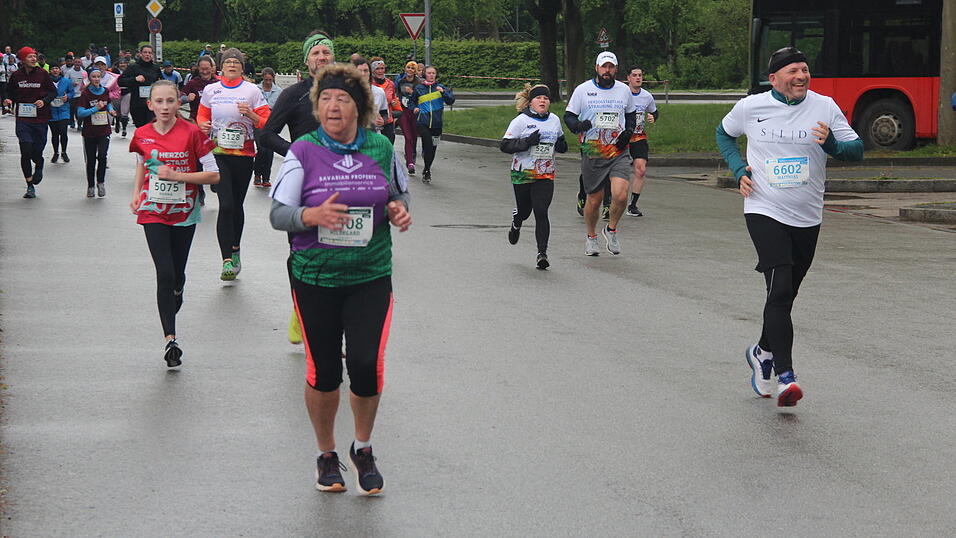 Auch die großen Herzogstadtläufer ließen sich wie schon die Kleinen am Samstag durch das nasskalte Aprilwetter den Spaß am Sport unter freiem Himmel nicht verderben.