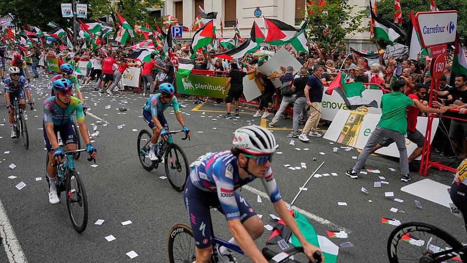 Demonstranten mit palästinensischen Fahnen sorgen bei der Vuelta für chaotische Zustände.