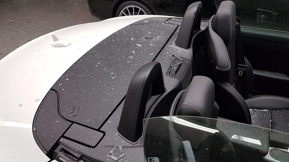 Ein Autofahrer ist in Rottenburg in den Verkaufsraum eines Autohauses gefahren.