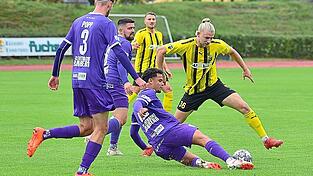 Die DJK mit Jakob Zitzelsberger (r.) hat das Hinspiel gegen Sebastian Valdez (am Boden) und Co. mit 4:1 gewonnen und will sich auch am Samstag den Dreier sichern.