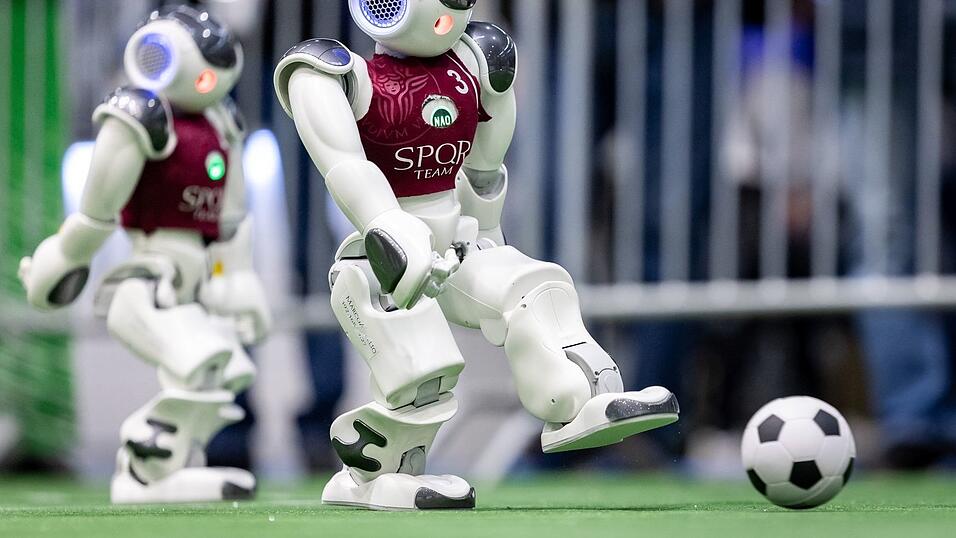 Beim 'RoboCup' treten inzwischen Roboter in vielen Disziplinen an. Beim 'RoboCup' treten inzwischen Roboter in vielen Disziplinen an.