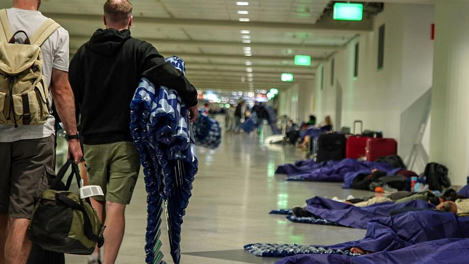 Nach einer erneuten Drohnensichtung mussten wieder Menschen am Flughafen in München übernachten.