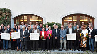 34 Frauen und Männer erhielten von der Handwerkskammer Niederbayern-Oberpfalz den Goldenen Meisterbrief aus der Hand von HWK-Geschäftsführer Alexander Stahl (l.) und Vizepräsident Hans Kastl (r.). 34 Frauen und Männer erhielten von der Handwerkskammer Niederbayern-Oberpfalz den Goldenen Meisterbrief aus der Hand von HWK-Geschäftsführer Alexander Stahl (l.) und Vizepräsident Hans Kastl (r.).