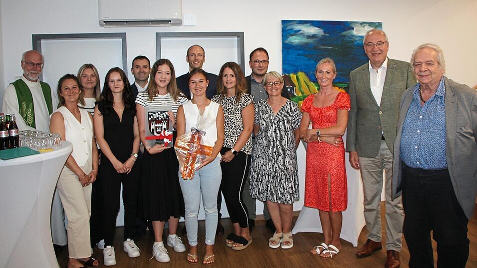 Das &Auml;rzteduo Dr. Michael Igl und Dr. Manuel Kr&auml;mer gemeinsam mit ihrem Vorg&auml;nger, Dr. Hans-J&uuml;rgen Moser, dem gesamten Praxisteam, Pater Jungmeier, Landrat Franz L&ouml;ffler und B&uuml;rgermeister Martin Stoiber.