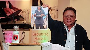 Fastenprediger Wilfried Schinharl mit dem Foto von Saftschubsen-Praktikantin Martina (Hiergeist) brachte den Dorfhaus-Saal zum Lachen.