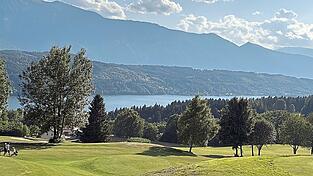 Vom Abschlag an Bahn 1 des Golfclubs Millstätter See blickt man über den See auf die Gailtaler Alpen mit dem Goldeck.