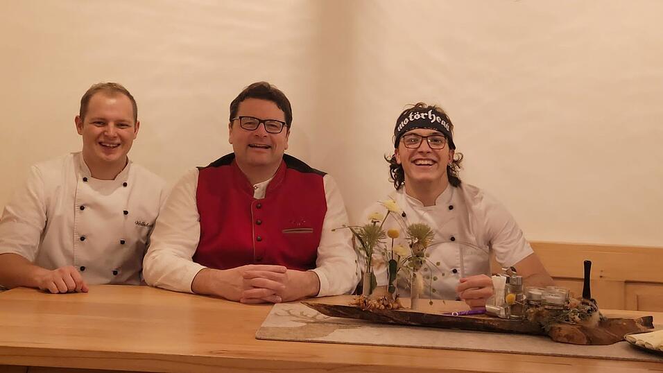 Die Vertragsverhandlungen mit Simon Wellnhofer sind erfolgreich. Er verlängert im Salzfriedl. Die Vertragsverhandlungen mit Simon Wellnhofer sind erfolgreich. Er verlängert im Salzfriedl.