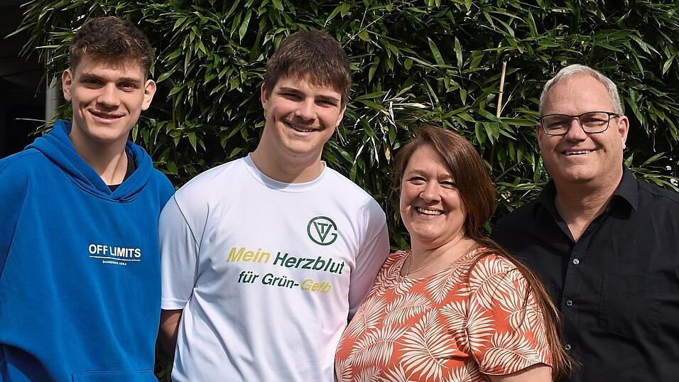 Der n&auml;chste B&uuml;rgermeister ist Martin Fischer (rechts) mit seiner Frau Sabine und den beiden S&ouml;hnen Maximilian (links au&szlig;en) und Sebastian.