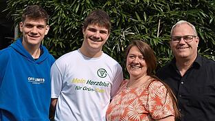 Der n&auml;chste B&uuml;rgermeister ist Martin Fischer (rechts) mit seiner Frau Sabine und den beiden S&ouml;hnen Maximilian (links au&szlig;en) und Sebastian.