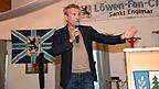 Auf dem Podest im Gasthaus Bayerwald in Sankt Englmar erl&auml;utert Gernot Mang vom TSV 1860 M&uuml;nchen, Pr&auml;sident seit Juli 2025, die sportlich und finanziell h&ouml;chst problematische Lage des Klubs.