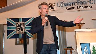 Auf dem Podest im Gasthaus Bayerwald in Sankt Englmar erläutert Gernot Mang vom TSV 1860 München, Präsident seit Juli 2025, die sportlich und finanziell höchst problematische Lage des Klubs. Auf dem Podest im Gasthaus Bayerwald in Sankt Englmar erläutert Gernot Mang vom TSV 1860 München, Präsident seit Juli 2025, die sportlich und finanziell höchst problematische Lage des Klubs.