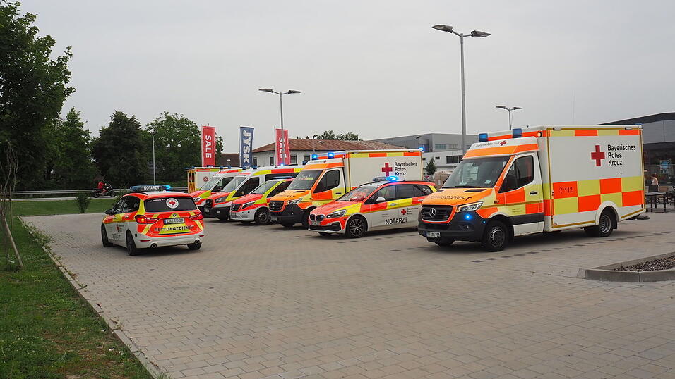 Die Einsatzkräfte rückten am Samstag zu einem Brand in einem Dingolfinger Supermarkt aus. 