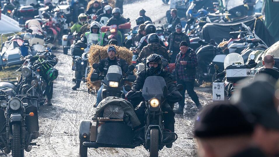 Teilnehmer des Elefantentreffens in Thurmansbang im vergangenen Jahr. Das allj&auml;hrliche Motorradfestival im Bayerischen Wald wird heuer zum 68. Mal stattfinden - unter scharfen Auflagen f&uuml;r die Besucher. (Archivbild)