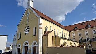 Im Laufe des Jahres soll die Fassadensanierung der Loretokirche am Marienplatz beginnen. Die Kapelle an der Seite des Kirchenschiffs hat erhebliche Risse.