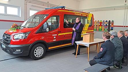 Pfarrer Seidl bei der Segnung des Fahrzeugs.